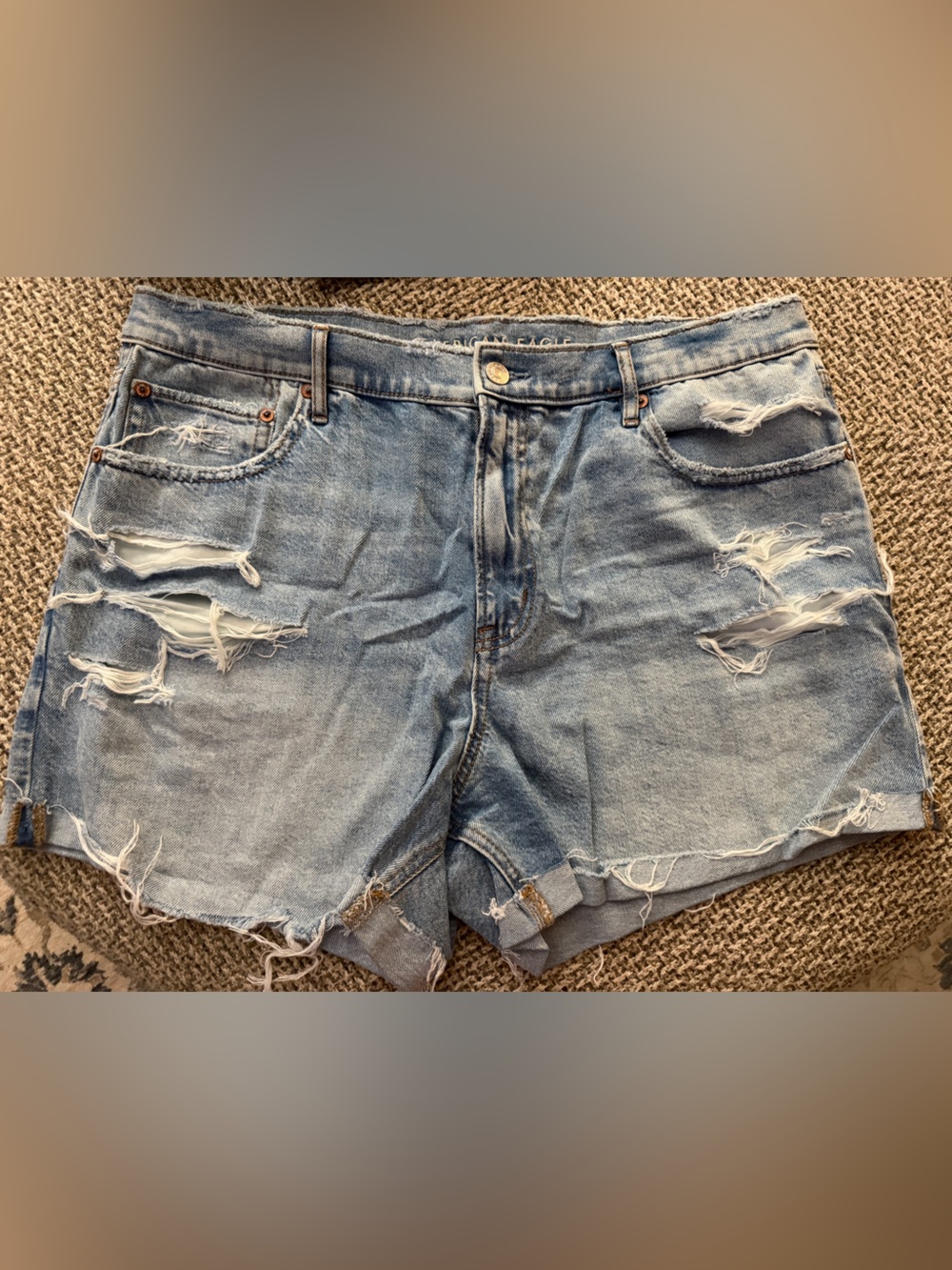 NWT AE Strigid Relaxed Distressed Light Denim Shorts Size 14
